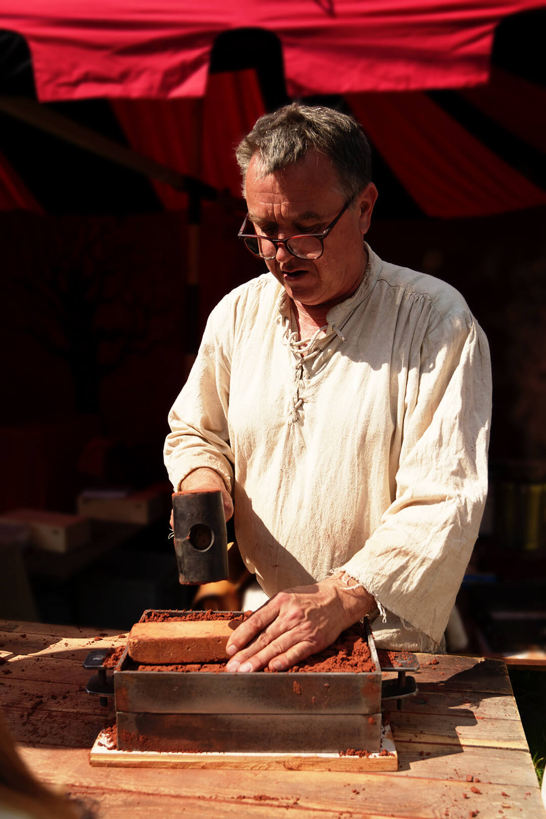 Berufsportrait mittelalterlicher Lehmarbeiter