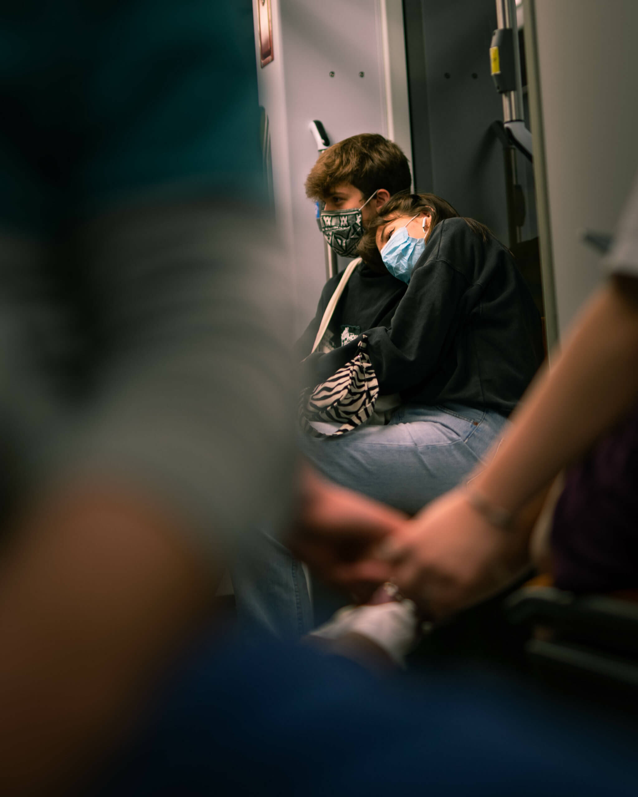 Streetphotography Liebespaar in der Straßenbahn